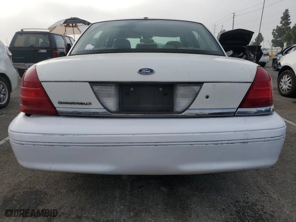 2005 Ford Crown Victoria LX with VIN 2FAFP74W95X124697, listed as a Copart auction lot 86931404 with 303,132 mi miles and Clean Title. Bid and sale history available at carsss.com. Image 6.