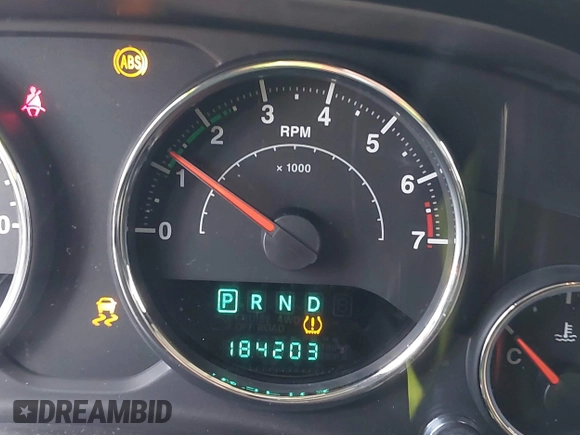 2013 Jeep Wrangler Unlimited Freedom z VIN 1C4BJWDG8DL648870, wystawiony jako IAAI lot #41909372 z przebiegiem 184 203 mil mil oraz . Historia ofert i sprzedaży dostępna na DreamBid. Obrazek 15.