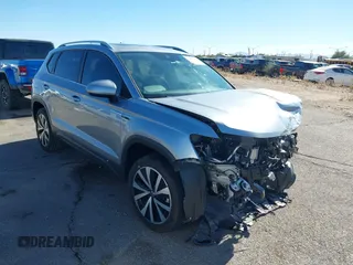 2024 Volkswagen Taos SE z VIN 3VVEX7B21RM001601, wystawiony jako IAAI lot #41406215 z przebiegiem 8 557 mil mil oraz . Historia ofert i sprzedaży dostępna na DreamBid. Obrazek 1.