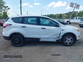 2017 Ford Escape S z VIN 1FMCU0F77HUE98557, wystawiony jako IAAI lot #42268282 z przebiegiem 132 481 mil mil oraz . Historia ofert i sprzedaży dostępna na DreamBid. Obrazek 13.