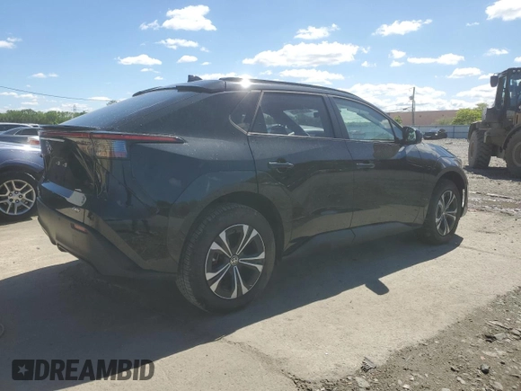 2024 Toyota bZ4X XLE z VIN JTMABACAXRA088300, wystawiony jako Copart lot #55844025 z przebiegiem 369 mil mil oraz Szkody całkowita. Historia ofert i sprzedaży dostępna na DreamBid. Obrazek 3.