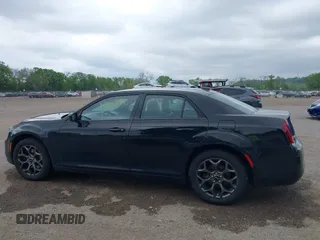 2015 Chrysler 300 S z VIN 2C3CCAGG1FH923044, wystawiony jako IAAI lot #42284945 z przebiegiem 132 681 mil mil oraz . Historia ofert i sprzedaży dostępna na DreamBid. Obrazek 14.