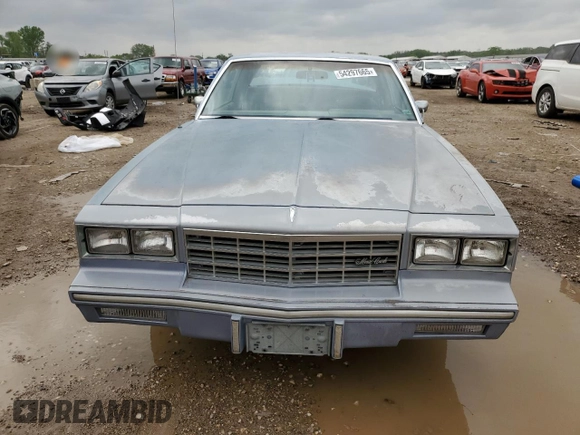 1984 Chevrolet Monte Carlo z VIN 1G1AZ37H3ER221496, wystawiony jako Copart lot #54297665 z przebiegiem 91 351 mil mil oraz Szkody całkowita. Historia ofert i sprzedaży dostępna na DreamBid. Obrazek 5.