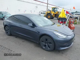 2023 Tesla Model 3 Long Range z VIN 5YJ3E1EB1PF391590, wystawiony jako IAAI lot #42317706 z przebiegiem 38 232 mil mil oraz . Historia ofert i sprzedaży dostępna na DreamBid. Obrazek 1.
