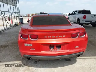 2011 Chevrolet Camaro 1LT z VIN 2G1FB1ED2B9157424, wystawiony jako IAAI lot #42063035 z przebiegiem 135 796 mil mil oraz . Historia ofert i sprzedaży dostępna na DreamBid. Obrazek 16.