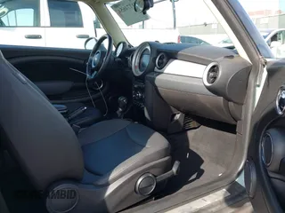 2011 MINI Hardtop z VIN WMWSU3C57BT251053, wystawiony jako IAAI lot #41774654 z przebiegiem 128 835 mil mil oraz . Historia ofert i sprzedaży dostępna na DreamBid. Obrazek 5.