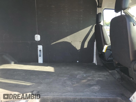 2023 Ford Transit Cargo z VIN 1FTBR2C8XPKC00992, wystawiony jako Copart lot #73199944 z przebiegiem 31 891 mil mil oraz Czysty tytuł • Clean title. Historia ofert i sprzedaży dostępna na DreamBid. Obrazek 11.