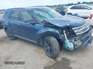 2018 Ford Explorer XLT z VIN 1FM5K7D85JGB77656, wystawiony jako IAAI lot #42366539 z przebiegiem 86 579 mil mil oraz . Historia ofert i sprzedaży dostępna na DreamBid. Obrazek 1.