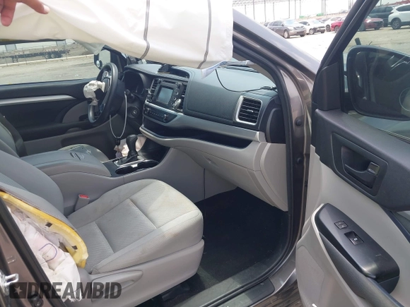 2018 Toyota Highlander LE z VIN 5TDZARFH1JS038079, wystawiony jako IAAI lot #42369968 z przebiegiem 83 706 mil mil oraz . Historia ofert i sprzedaży dostępna na DreamBid. Obrazek 5.
