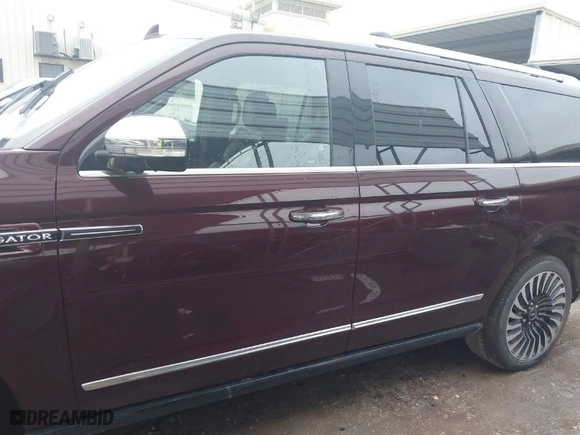 2018 Lincoln Navigator L Black Label with VIN 5LMJJ3TT3JEL10469, listed as a IAAI auction lot 41460160 with NaN miles. Bid and sale history available at carsss.com. Image 14.