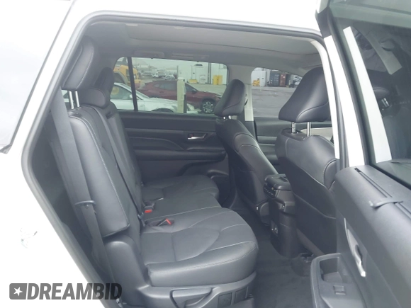2024 Toyota Highlander XLE z VIN 5TDAAAB50RS068275, wystawiony jako IAAI lot #42437588 z przebiegiem 5 878 mil mil oraz . Historia ofert i sprzedaży dostępna na DreamBid. Obrazek 8.