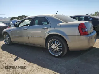 2008 Chrysler 300 LX z VIN 2C3KA43R68H177221, wystawiony jako Copart lot #56541605 z przebiegiem 141 637 mil mil oraz Szkoda całkowita • Salvage title. Historia ofert i sprzedaży dostępna na DreamBid. Obrazek 2.