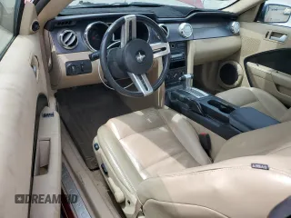2007 Ford Mustang Deluxe z VIN 1ZVHT80N075308557, wystawiony jako Copart lot #58405905 z przebiegiem 132 271 mil mil oraz Czysty tytuł • Clean title. Historia ofert i sprzedaży dostępna na DreamBid. Obrazek 8.