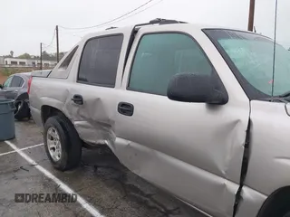 2005 Chevrolet Avalanche LS with VIN 3GNEC12Z05G163675, listed as a IAAI auction lot 41461801 with 430,784 mi miles and . Bid and sale history available at DreamBid. Image 6.