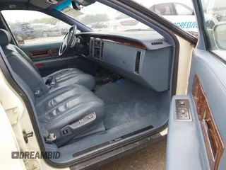 1996 Cadillac Fleetwood z VIN 1G6DW52P1TR700801, wystawiony jako IAAI lot #41945490 z przebiegiem 133 198 mil mil oraz . Historia ofert i sprzedaży dostępna na DreamBid. Obrazek 5.