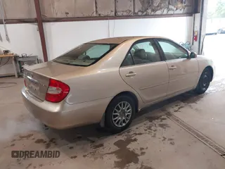 2004 Toyota Camry LE z VIN 4T1BE32K84U896326, wystawiony jako IAAI lot #42409807 z przebiegiem 163 984 mil mil oraz . Historia ofert i sprzedaży dostępna na DreamBid. Obrazek 4.