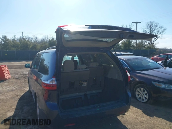 2018 Toyota Sienna LE Auto Access Seat with VIN 5TDKZ3DC1JS949043, listed as a IAAI auction lot 41529026 with 277,095 mi miles and . Bid and sale history available at DreamBid. Image 3.