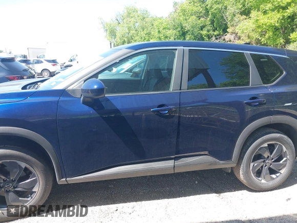 2025 Nissan Rogue SV with VIN 5N1BT3BA8SC815552, listed as a IAAI auction lot 42075674 with 4,439 mi miles. Bid and sale history available at carsss.com. Image 13.