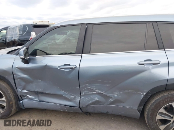 2024 Toyota Highlander LE z VIN 5TDKDRAH2RS542863, wystawiony jako IAAI lot #41466780 z przebiegiem 6 558 mil mil oraz . Historia ofert i sprzedaży dostępna na DreamBid. Obrazek 14.