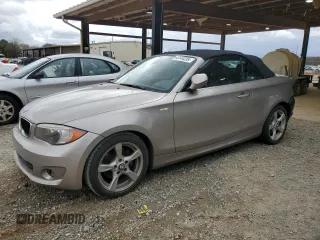 2013 BMW 1 Series 128i z VIN WBAUN1C55DVR01130, wystawiony jako Copart lot #46144235 z przebiegiem 174 491 mil mil oraz Czysty tytuł • Clean title. Historia ofert i sprzedaży dostępna na DreamBid. Obrazek 1.