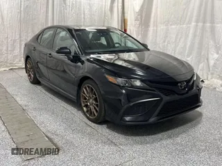 2023 Toyota Camry SE z VIN 4T1G11BK3PU075080, wystawiony jako Copart lot #58753195 z przebiegiem 106 506 mil mil oraz Czysty tytuł • Clean title. Historia ofert i sprzedaży dostępna na DreamBid. Obrazek 1.