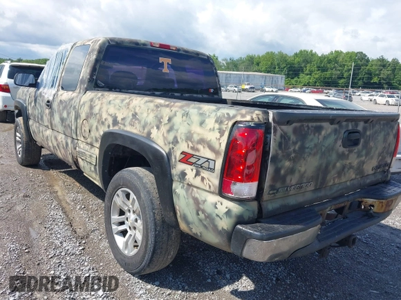 2005 Chevrolet Silverado 1500 Work Truck z VIN 1GCEK19V15Z101751, wystawiony jako IAAI lot #42387202 z przebiegiem 332 808 mil mil oraz . Historia ofert i sprzedaży dostępna na DreamBid. Obrazek 3.