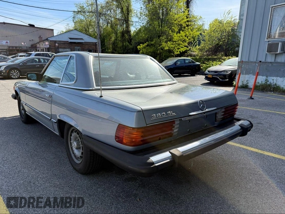 1981 Mercedes-Benz 380 SL z VIN WDBBA45A0BB007602, wystawiony jako IAAI lot #42175344 z przebiegiem 96 861 mil mil oraz . Historia ofert i sprzedaży dostępna na DreamBid. Obrazek 3.