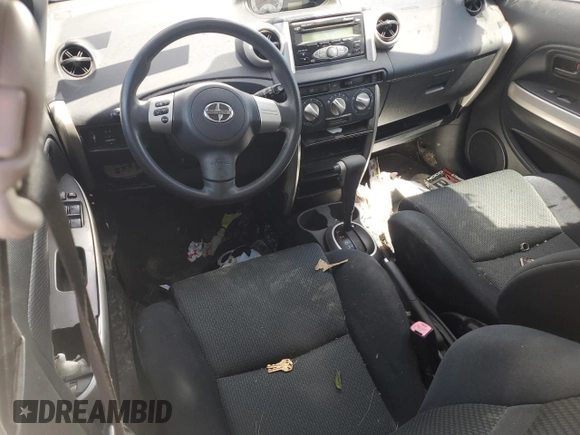 2006 Scion xA z VIN JTKKT624960165579, wystawiony jako Copart lot #55891475 z przebiegiem 81 165 mil mil oraz Szkoda całkowita • Salvage title. Historia ofert i sprzedaży dostępna na DreamBid. Obrazek 8.