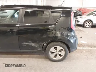 2014 Kia Soul with VIN KNDJN2A28E7110441, listed as a IAAI auction lot 41870022 with 146,981 mi miles. Bid and sale history available at carsss.com. Image 6.