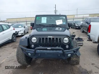 2017 Jeep Wrangler Unlimited Rubicon Recon z VIN 1C4HJWFG9HL592824, wystawiony jako IAAI lot #41427433 z przebiegiem 70 105 mil mil oraz . Historia ofert i sprzedaży dostępna na DreamBid. Obrazek 13.