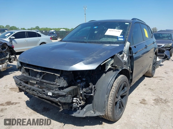 2023 Volkswagen Tiguan SE R-Line Black z VIN 3VVCB7AX1PM057201, wystawiony jako IAAI lot #41977239 z przebiegiem 84 840 mil mil oraz . Historia ofert i sprzedaży dostępna na DreamBid. Obrazek 2.