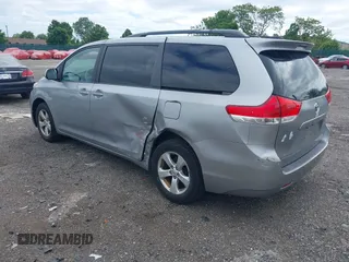 2013 Toyota Sienna LE AAS z VIN 5TDKK3DC3DS402574, wystawiony jako IAAI lot #42272047 z przebiegiem 142 938 mil mil oraz . Historia ofert i sprzedaży dostępna na DreamBid. Obrazek 3.