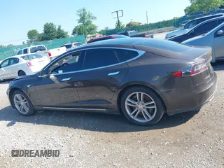2013 Tesla Model S z VIN 5YJSA1DN6DFP03367, wystawiony jako IAAI lot #42565978 z przebiegiem 105 945 mil mil oraz . Historia ofert i sprzedaży dostępna na DreamBid. Obrazek 13.
