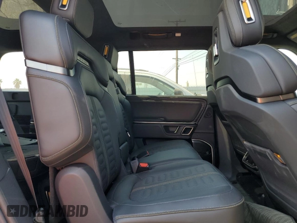 2024 Rivian R1S Adventure z VIN 7PDSGBBA7RN044642, wystawiony jako Copart lot #62567904 z przebiegiem 1888 mil mil oraz Szkody całkowita. Historia ofert i sprzedaży dostępna na DreamBid. Obrazek 11.