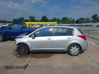 2009 Nissan Versa S z VIN 3N1BC13E39L485461, wystawiony jako IAAI lot #39886048 z przebiegiem Nie podano mil oraz . Historia ofert i sprzedaży dostępna na DreamBid. Obrazek 15.