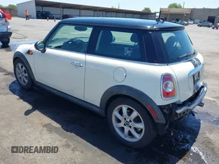 2013 MINI Hardtop z VIN WMWSU3C59DT544374, wystawiony jako IAAI lot #42302212 z przebiegiem 76 856 mil mil oraz . Historia ofert i sprzedaży dostępna na DreamBid. Obrazek 3.