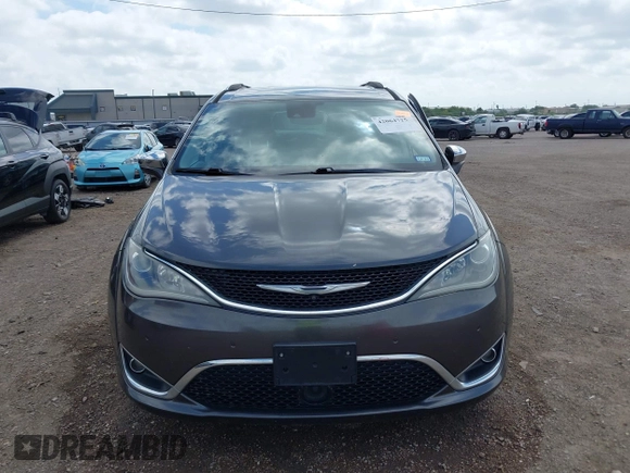 2018 Chrysler Pacifica Limited z VIN 2C4RC1GG1JR105869, wystawiony jako IAAI lot #42064725 z przebiegiem 140 766 mil mil oraz . Historia ofert i sprzedaży dostępna na DreamBid. Obrazek 12.