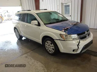 2019 Dodge Journey SE z VIN 3C4PDCBBXKT835029, wystawiony jako IAAI lot #42120482 z przebiegiem 130 282 mil mil oraz . Historia ofert i sprzedaży dostępna na DreamBid. Obrazek 1.