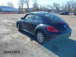 2015 Volkswagen Beetle Fleet Edition z VIN 3VWF17AT6FM645215, wystawiony jako IAAI lot #41906754 z przebiegiem 154 093 mil mil oraz . Historia ofert i sprzedaży dostępna na DreamBid. Obrazek 3.