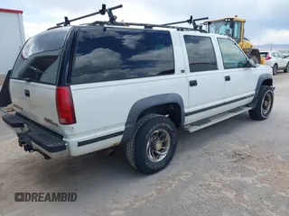1994 GMC Suburban z VIN 1GKGK26N6RJ771534, wystawiony jako IAAI lot #42359227 z przebiegiem 257 865 mil mil oraz . Historia ofert i sprzedaży dostępna na DreamBid. Obrazek 4.