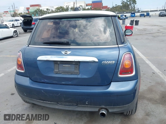 2009 MINI Hardtop z VIN WMWMF33569TW77166, wystawiony jako IAAI lot #42120132 z przebiegiem 150 291 mil mil oraz . Historia ofert i sprzedaży dostępna na DreamBid. Obrazek 16.