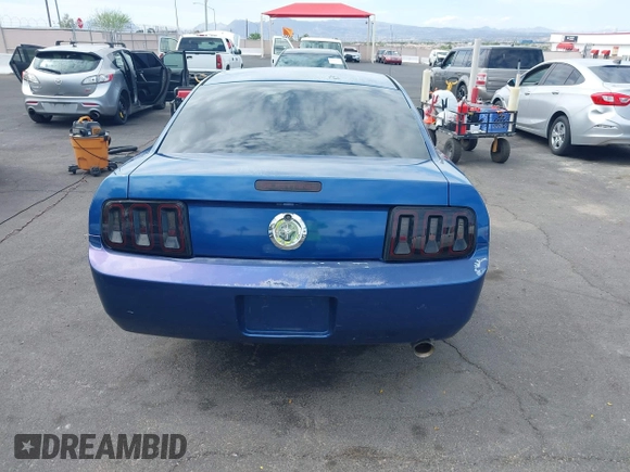 2007 Ford Mustang Deluxe z VIN 1ZVFT80N975241366, wystawiony jako IAAI lot #42408850 z przebiegiem 193 336 mil mil oraz . Historia ofert i sprzedaży dostępna na DreamBid. Obrazek 12.