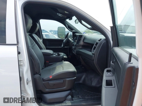 2022 Ram 2500 Tradesman z VIN 3C7WR4HJ1NG424247, wystawiony jako IAAI lot #41943490 z przebiegiem 56 423 mil mil oraz . Historia ofert i sprzedaży dostępna na DreamBid. Obrazek 5.