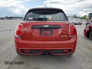 2015 MINI Hardtop 4 Door S z VIN WMWXU3C54F2B57314, wystawiony jako Copart lot #56327705 z przebiegiem 89 986 mil mil oraz Szkody całkowita. Historia ofert i sprzedaży dostępna na DreamBid. Obrazek 6.