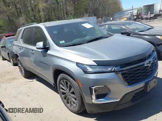 2023 Chevrolet Traverse RS z VIN 1GNEVJKWXPJ245883, wystawiony jako IAAI lot #42103099 z przebiegiem 21 832 mil mil oraz . Historia ofert i sprzedaży dostępna na DreamBid. Obrazek 1.