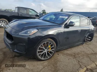 2023 Maserati Grecale Modena z VIN ZN682AVM8P7426551, wystawiony jako Copart lot #64595304 z przebiegiem 5398 mil mil oraz Szkody całkowita. Historia ofert i sprzedaży dostępna na DreamBid. Obrazek 1.