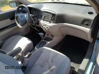 2010 Hyundai Accent GS z VIN KMHCM3AC4AU152803, wystawiony jako Copart lot #57549265 z przebiegiem 131 396 mil mil oraz Szkoda całkowita • Salvage title. Historia ofert i sprzedaży dostępna na DreamBid. Obrazek 8.
