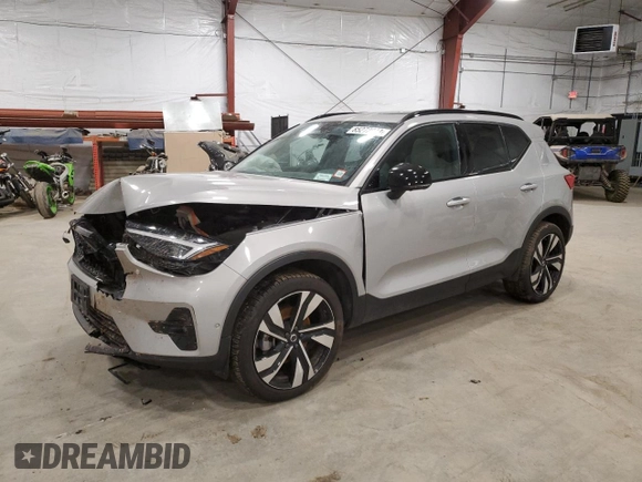 2024 Volvo XC40 Ultimate Dark Theme z VIN YV4L12UM4R2213891, wystawiony jako Copart lot #85272044 z przebiegiem Nie podano mil oraz Nie do naprawy • Non repairable. Historia ofert i sprzedaży dostępna na DreamBid. Obrazek 1.