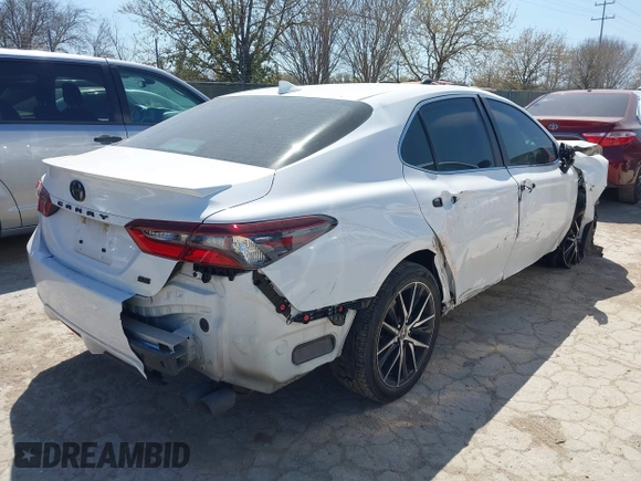 2023 Toyota Camry SE z VIN 4T1G11AK1PU774077, wystawiony jako IAAI lot #41747862 z przebiegiem 63 106 mil mil oraz . Historia ofert i sprzedaży dostępna na DreamBid. Obrazek 4.