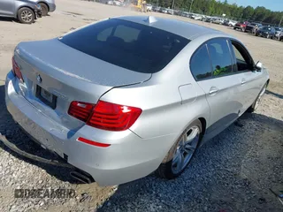 2015 BMW 5 Series 550i z VIN WBAKN9C54FD960961, wystawiony jako IAAI lot #42182554 z przebiegiem 73 234 mil mil oraz . Historia ofert i sprzedaży dostępna na DreamBid. Obrazek 4.
